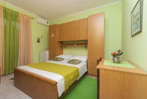 Tempat tidur dalam kamar di Rooms Vlahovic