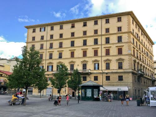 um grande edifício com pessoas de pé na frente dele em Affittacamere "Angel 2" em La Spezia