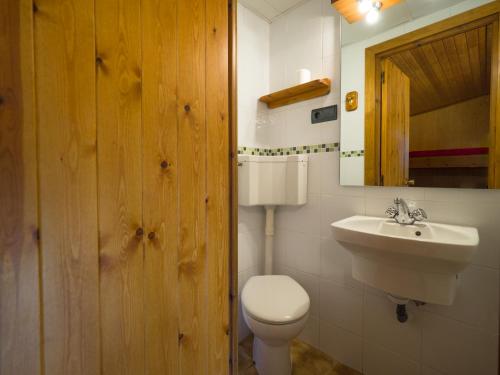 a bathroom with a white toilet and a sink at Camping El Jabalí Blanco in Fiscal
