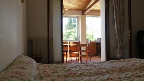 une chambre avec un lit et une salle à manger avec une table dans l'établissement Boulevard 66, à Rochefort