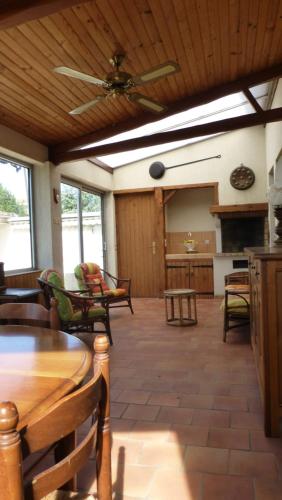 - un salon avec un ventilateur de plafond et une table dans l'établissement Boulevard 66, à Rochefort