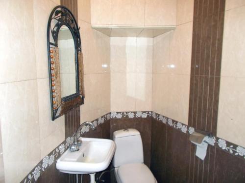 un bagno con lavandino, water e specchio di Manand Hotel a Yerevan
