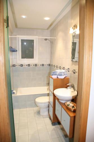 a bathroom with a tub and a toilet and a sink at AnaKlara en Azkoitia in Azcoitia