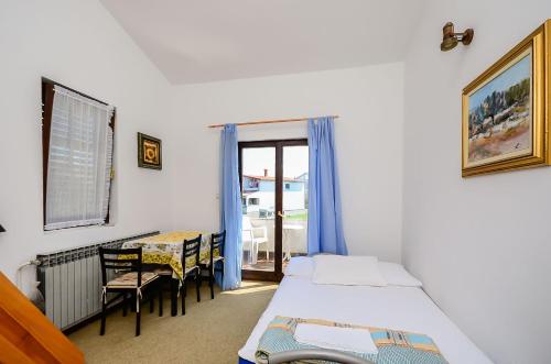 En eller flere senger på et rom på Apartments Dragica