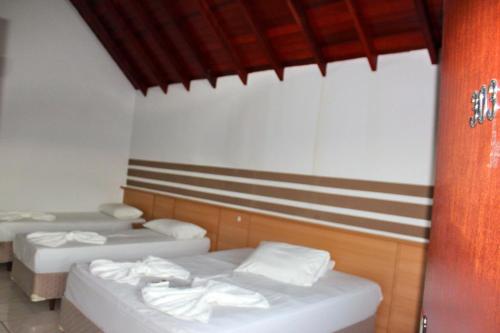 Katil atau katil-katil dalam bilik di Hotel Porto dos Milagres