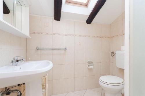 Apartment Mauro في بونات: حمام مع مرحاض ومغسلة