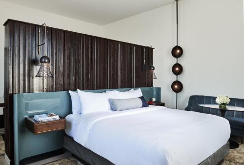 Katil atau katil-katil dalam bilik di Detroit Foundation Hotel