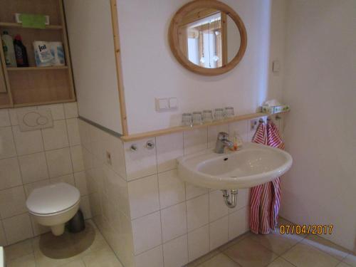 Ένα μπάνιο στο Ferienwohnung Hück