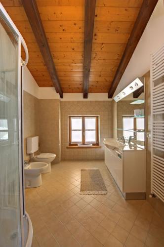 a large bathroom with two toilets and a shower at Albergo Diffuso Sauris in Lateis in Lateis