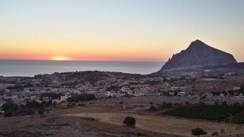 a view of the table mountain at sunset at La Casa Dei Nonni in Custonaci