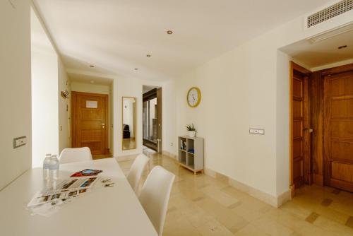Azo1E Bright apartment heart of downtown