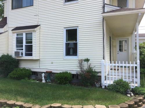 a white house with a white fence in the yard at Footbridge North Hotel in Wells