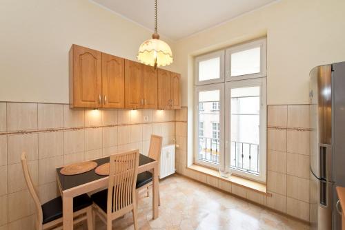 Кухня или мини-кухня в Gdańskie Apartamenty - Apartamenty na Długiej i na Garbary
