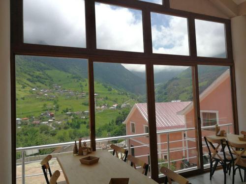 Pemandangan gunung umum atau pemandangan gunung yang diambil dari resort