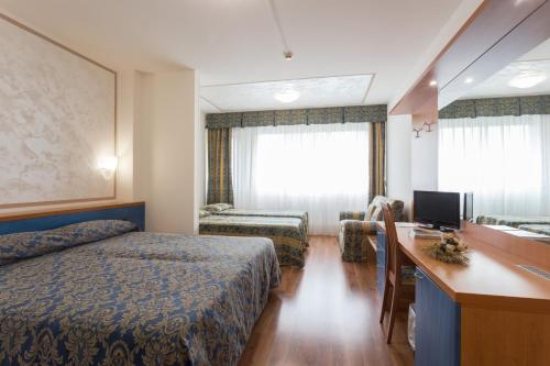 メストレにあるホテル エアモーテルのベッドとデスクが備わるホテルルームです。