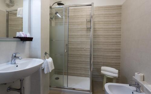 a bathroom with a glass shower and a sink at Hotel Airmotel in Mestre