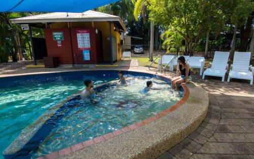 Piscina en o cerca de Hidden Valley Holiday Park Darwin