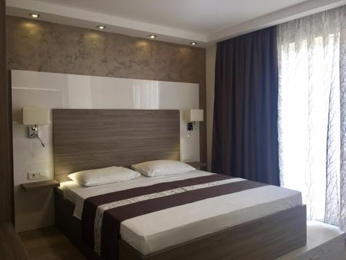 Un pat sau paturi într-o cameră la Belveder Deluxe Suite and Rooms
