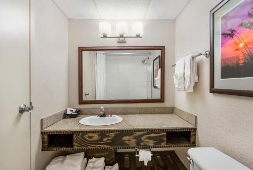 ein Badezimmer mit Waschbecken und Spiegel in der Unterkunft Ramada Plaza by Wyndham Nags Head Oceanfront in Kill Devil Hills