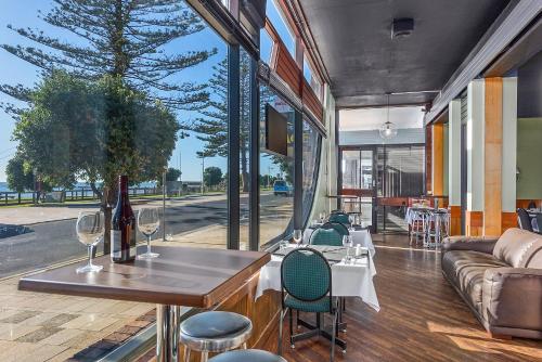 Χώρος καθιστικού στο Beachfront Voyager Motor Inn