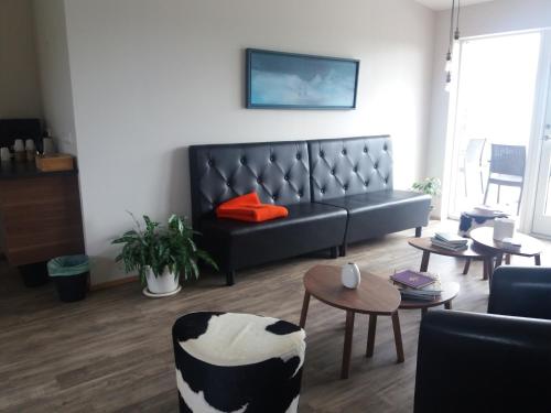 a living room with a couch and a table at Hotel Vos in Hella