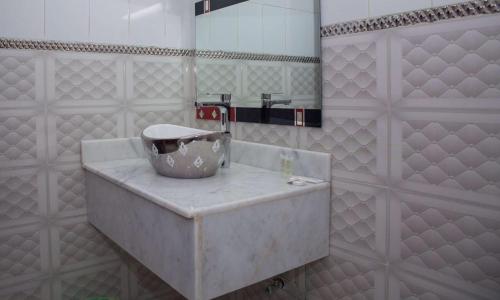 Al Jabal Hotel tesisinde bir banyo