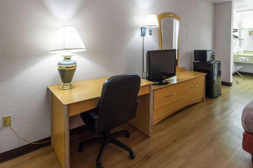 Televisyen dan/atau pusat hiburan di Motel 6-Groton, CT - Casinos nearby