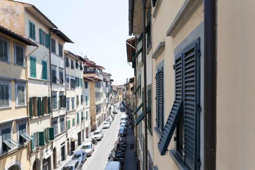 フィレンツェにあるVasari Florence Apartments - In The Heart Of Florenceの窓から市街の景色を望めます。
