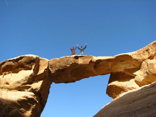 Tetamu yang menginap di Wadi Rum Candles Camp