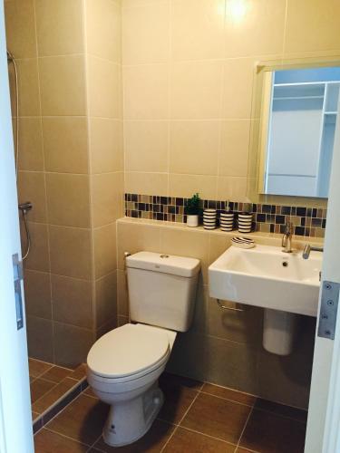 a bathroom with a toilet and a sink at Condo BaanTiewLom by Sipa in Cha Am