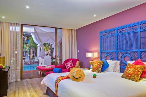 Burasari Phuket Resort & Spa tesisinde bir odada yatak veya yataklar