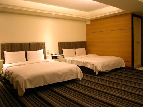 a hotel room with two beds in a room at Zaw Jung Business Hotel in Taichung