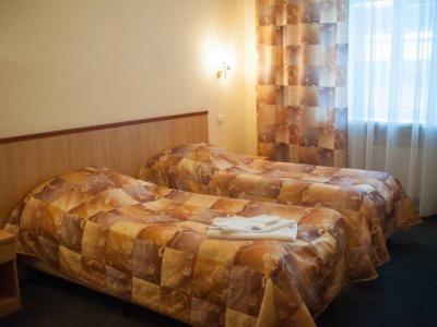 a room with two beds in a hotel room at Yubileinaia in Sumy