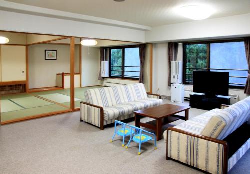湯沢町にあるホテル エンゼルグランディア 越後中里のリビングルーム(ソファ2台、テレビ付)