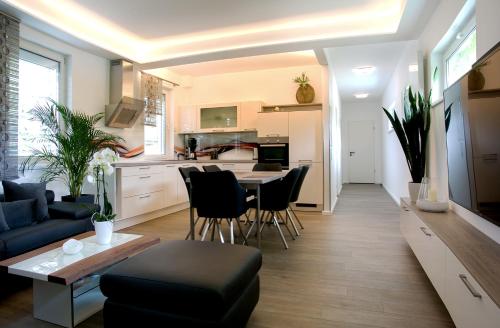 a living room and kitchen with a table and chairs at Am Schmeding in Berlin