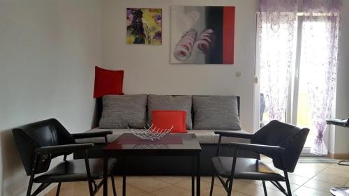 - un salon avec un canapé, une table et des chaises dans l'établissement Apartment Imela, à Pula