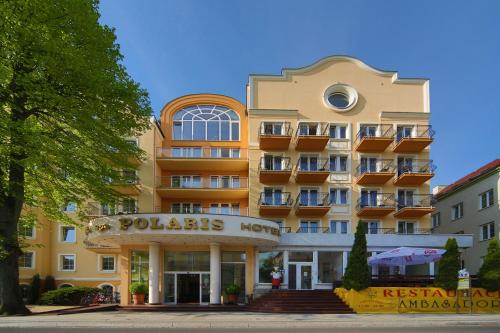 een gebouw met een bord dat het poolhotel leest bij Hotel Polaris in Świnoujście