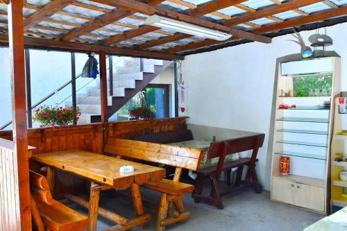 een kamer met een tafel, een bank en een trap bij Casa Kmy in Tuzla