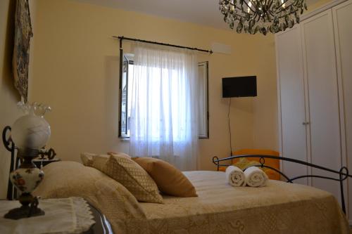 アグリジェントにあるCori e Amuri Sicilian Home Apartmentsのベッドルーム1室(ベッド1台、タオル2枚付)