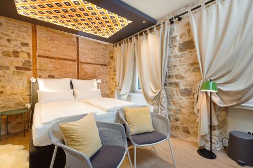 Luxury Rooms Bajamonti tesisinde bir odada yatak veya yataklar