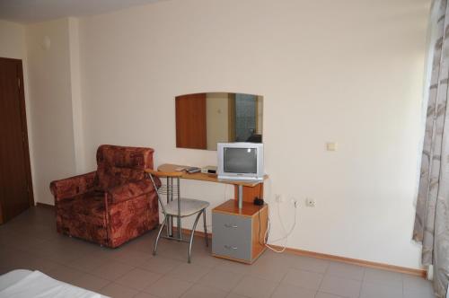 A television and/or entertainment centre at Hotel Babeva