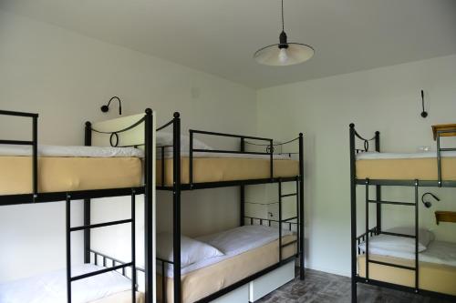 Palanda nebo palandy na pokoji v ubytování Hostel Hildegarden