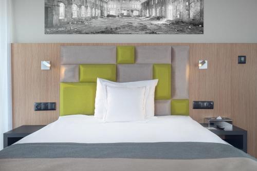 A bed or beds in a room at HOTEL ALMOND BUSINESS & SPA BY GRANO Gdańsk