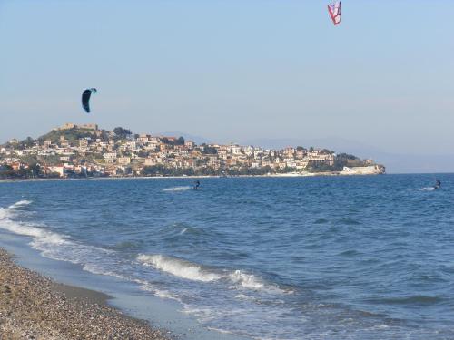 a group of people kite surfing in the ocean at Studios Maria in Paralion astros