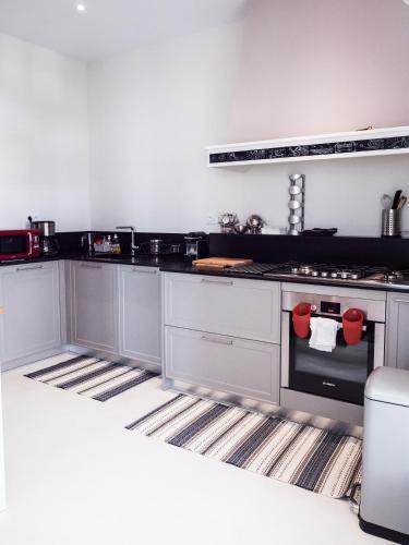 Una cocina o zona de cocina en CAP BERILOU . Qualité et Confort Assuré .