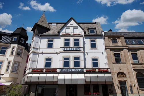 イーザーローンにあるHotel Engelbertのホテルが建つ白い建物