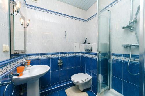 Een badkamer bij Two-storey apartment near IEC