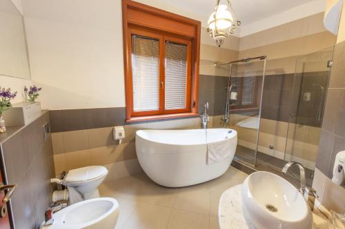 The Belgrade Hills Rooms and Suitesにあるバスルーム