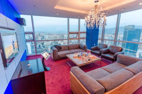 Ruang duduk di The Blue Sky Hotel and Tower