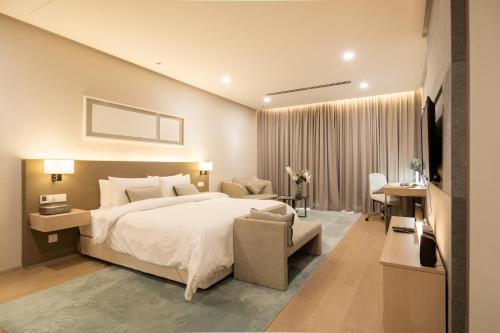 Ένα ή περισσότερα κρεβάτια σε δωμάτιο στο 188 Suites by NamaStay